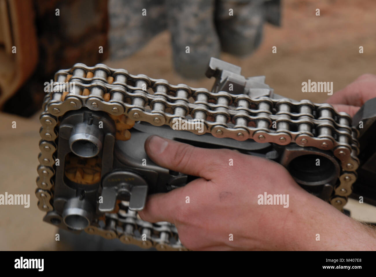 Un soldato dal North Carolina Guardia nazionale, 1-252nd Armor reggimento trentesimo Armored Brigade Combat Team, esegue la manutenzione di routine su un bullone e un componente del binario di un M242 Bushmaster, 25 millimetro, autocannon durante il corso di formazione a Fort Bragg, N.C., nel febbraio 10, 2018. (U.S. Esercito foto di Sgt. Motivo Forsyth) Foto Stock