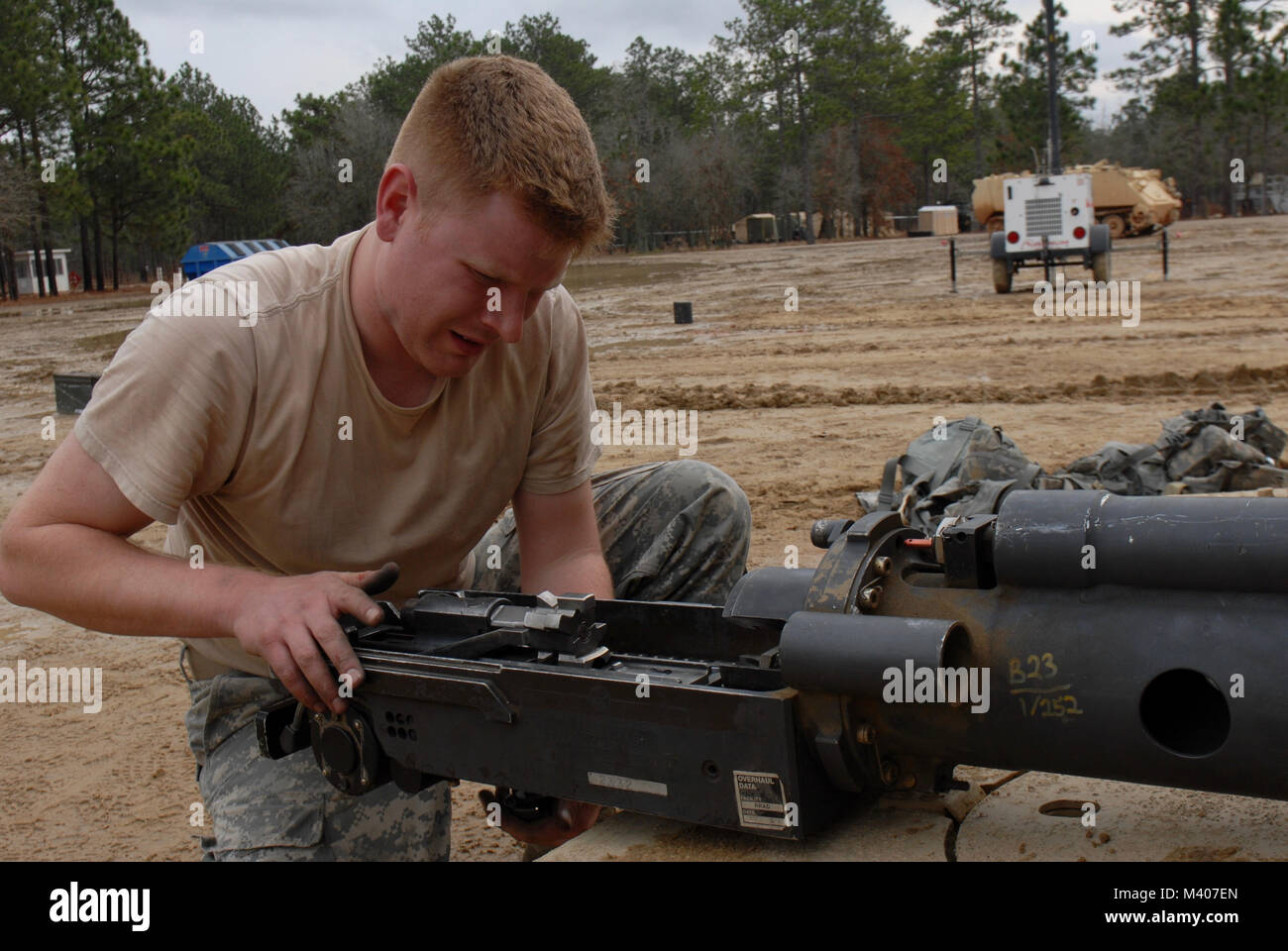 Un soldato dal North Carolina Guardia nazionale, 1-252nd Armor reggimento trentesimo Armored Brigade Combat Team, esegue la manutenzione di routine su un bullone e un componente del binario di un M242 Bushmaster, 25 millimetro, autocannon durante il corso di formazione a Fort Bragg, N.C., nel febbraio 10, 2018. (U.S. Esercito foto di Sgt. Motivo Forsyth) Foto Stock