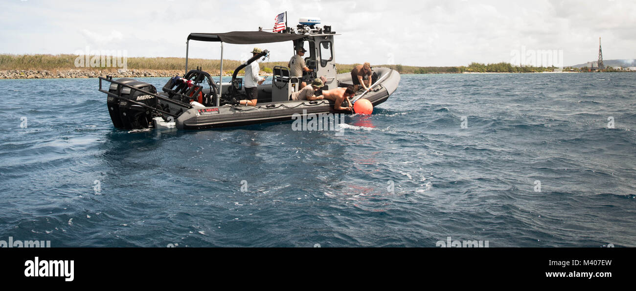 Velisti assegnati per l'eliminazione degli ordigni esplosivi unità mobile 5 (EODMU-5) recuperare una boa dopo la conduzione di subacquea contromisure mine formazione in Apra Harbor, Guam, Febbraio 7, 2018. EODMU5 Contatore conduce operazioni di IED, rende sicuro rischi di esplosione e disarma underwater esplosivi. EODMU-5 è assegnato al comandante, Task Force 75, il primario expeditionary task force responsabile per la pianificazione e la realizzazione di zone costiere operazioni fluviali, l'eliminazione degli ordigni esplosivi, immersioni subacquee di ingegneria e costruzione, e la costruzione di sottomarini negli Stati Uniti 7 flotta area di operazioni. (U.S. Pettine navy Foto Stock