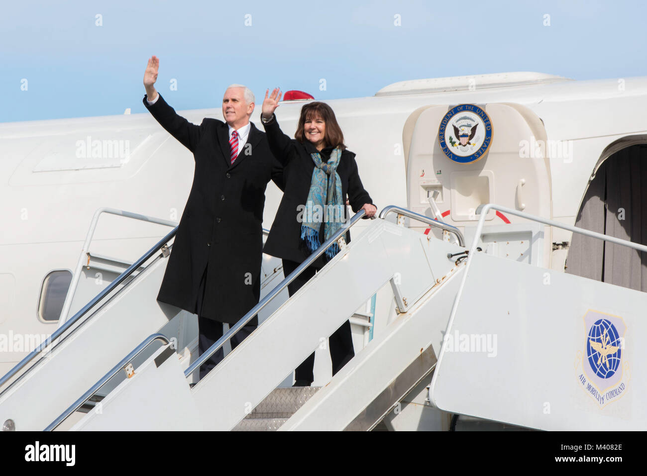 Vice Presidente degli Stati Uniti Michael Pence e la moglie Karen, Wave addio come essi bordo Air Force due a Yokota Air Base, Giappone, 8 febbraio 2018. Mentre in Giappone, Pence visitato funzionari giapponesi compreso il Primo Ministro Shinzo Abe, si è incontrato con le truppe, e indirizzato Yokota Air Base i membri del servizio prima di partire per la Corea del Sud per il Pyeongchang 2018 Olimpiadi Invernali. (U.S. Air Force foto di Airman 1. Classe Matthew Gilmore) Foto Stock