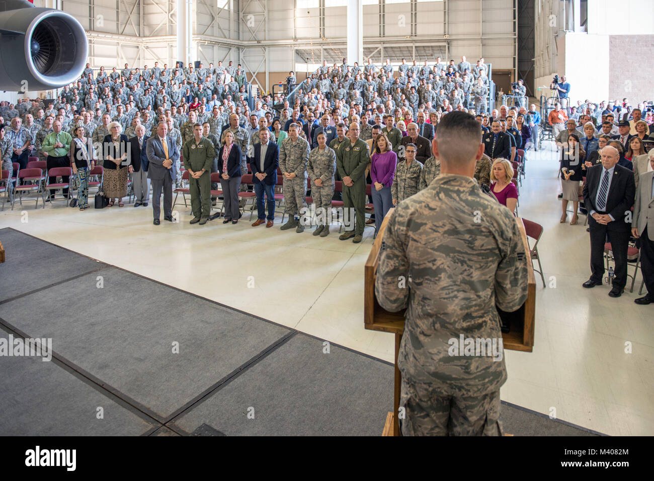 Illustri visitatori sono introdotti durante il settantacinquesimo anniversario del kickoff di celebrazione a Travis Air Force Base, California, 8 febbraio 2018. La celebrazione featured inaugurale della inaugurazione del settantacinquesimo anniversario logo su un C-17 Globemaster III. Travis sta celebrando 75 anni come strategico importante hub logistico per il pacifico e parte integrante del potere globale proiezione per la forza totale. (U.S. Air Force foto di Luigi Briscese) Foto Stock