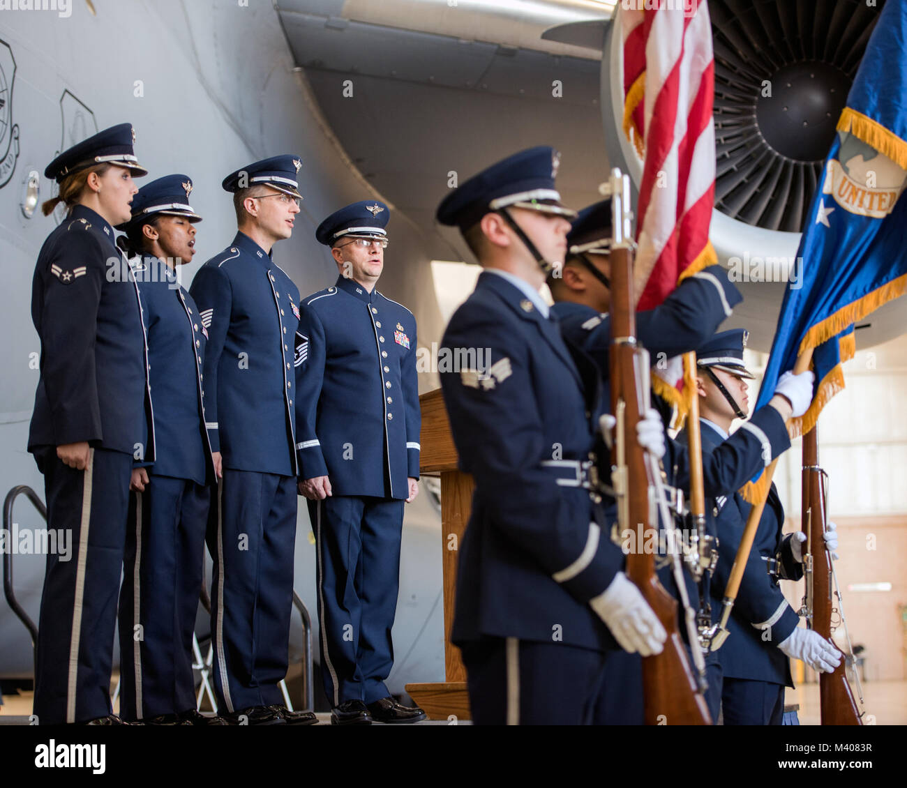 Il USAF Banda del Golden West eseguire l'inno nazionale durante il settantacinquesimo anniversario del kickoff di celebrazione a Travis Air Force Base, California, 8 febbraio 2018. La celebrazione featured inaugurale della inaugurazione del settantacinquesimo anniversario logo su un C-17 Globemaster III. Travis sta celebrando 75 anni come strategico importante hub logistico per il pacifico e parte integrante del potere globale proiezione per la forza totale. (U.S. Air Force foto di Luigi Briscese) Foto Stock