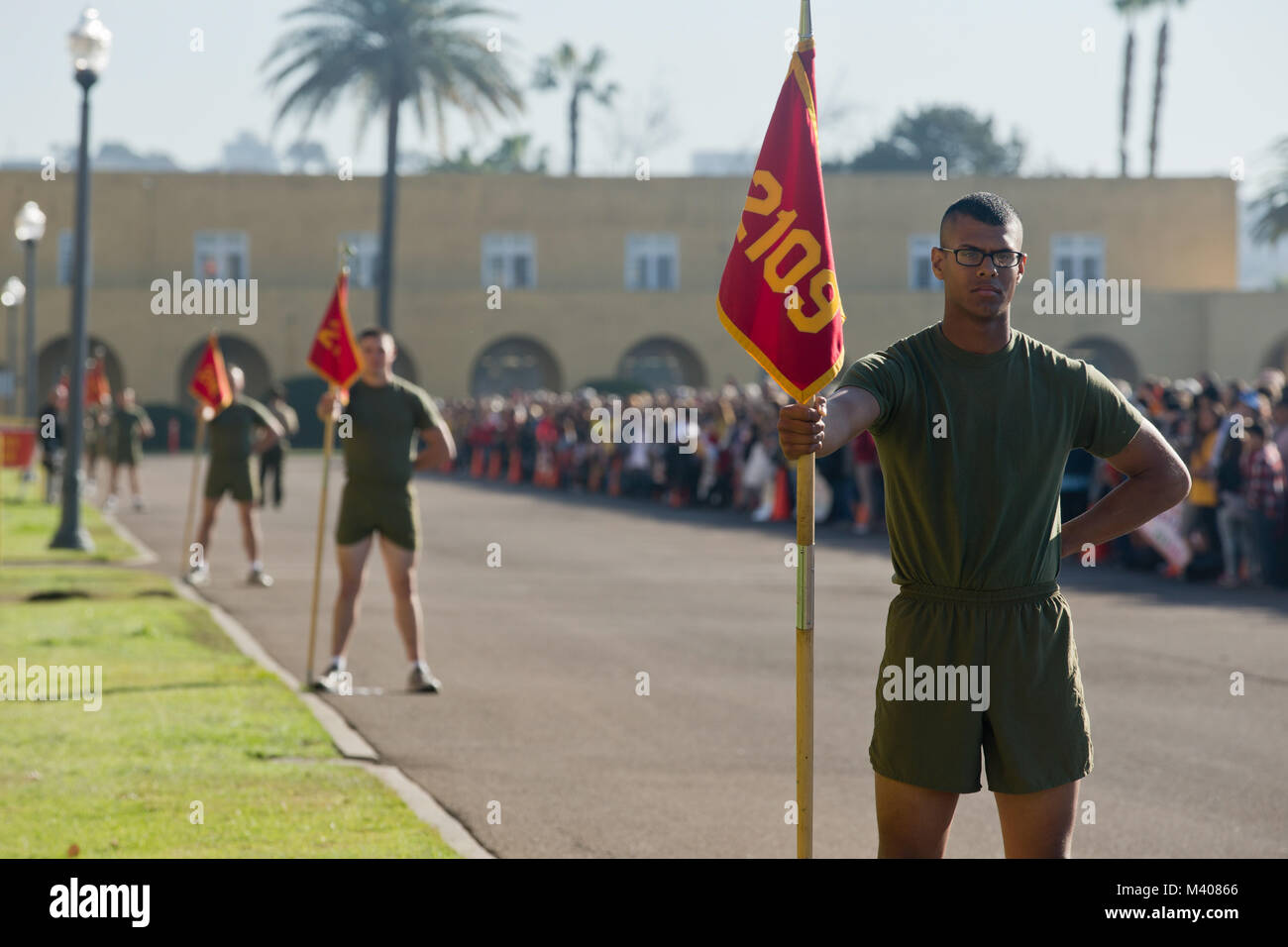 La nuova Marines della società Eco, 2a reclutare battaglione di formazione, riunirsi con i loro cari durante la giornata della famiglia al Marine Corps reclutare deposito a San Diego, oggi. Dopo quasi tredici settimane di formazione, i marines della società Eco sarà ufficialmente laureato di reclutamento di formazione di domani. Foto Stock