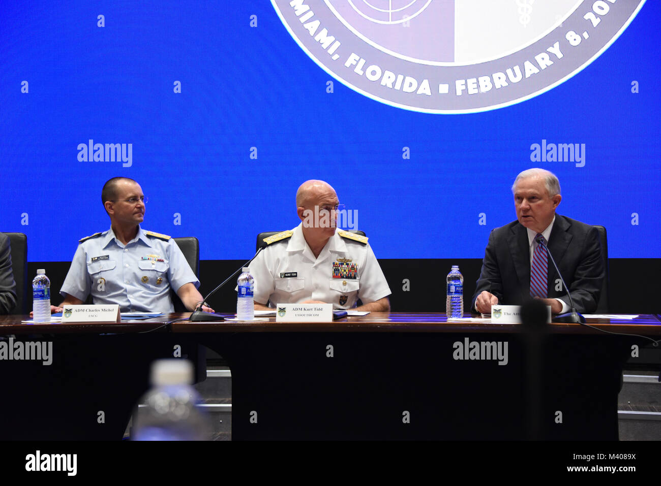 MIAMI (feb. 8, 2018) -- STATI UNITI Il procuratore generale Jeff sessioni (a destra) dà le osservazioni di apertura al vertice di oppioide tenutosi presso la sede di SOUTHCOM. Negli Stati Uniti i leader di governo e di esperti nei settori della sanità pubblica, interdizione, applicazione della legge e della giustizia ha partecipato al vertice per esaminare la crisi, considerare approcci per rafforzare la nazione risposta collettiva e definire strategie olistiche per risolvere il problema. (Foto di Coast Guard Petty Officer 2a classe Jonathan Lally) Foto Stock