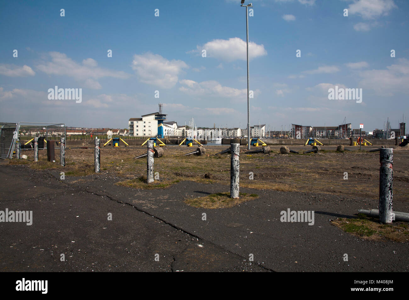 Dock in disuso guardando verso Ardrossan Marina parte del complesso del dock di Ardrossan Harbour Ardrossan Ayrshire in Scozia Foto Stock