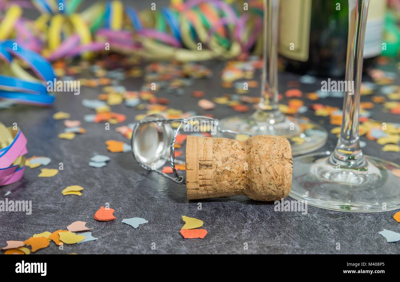 Tappo dello Champagne con il carnevale decorazione su una lista Foto Stock