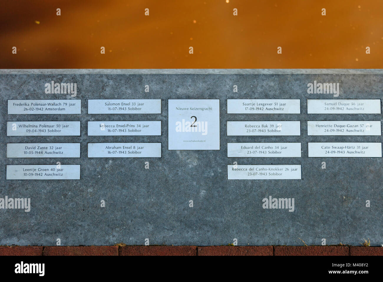 Un dettaglio del Schaduwkade, la parete di ombra, elencando i nomi di ebrei uccisi dai nazisti durante l'occupazione di Holland nella Seconda Guerra Mondiale 2 Foto Stock