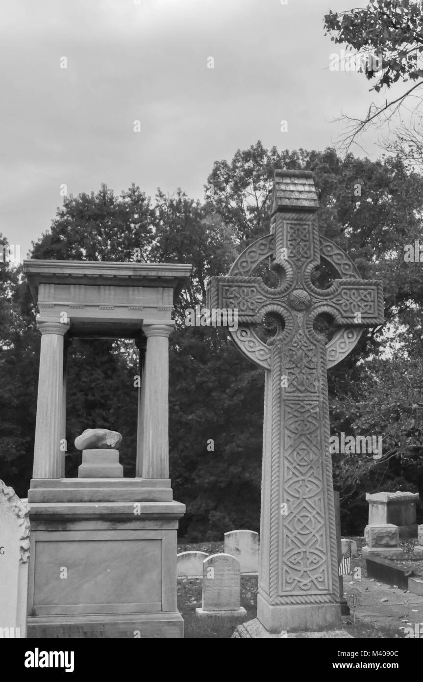 Croce celtica statua in un irlandese Cimitero Cattolico Foto Stock