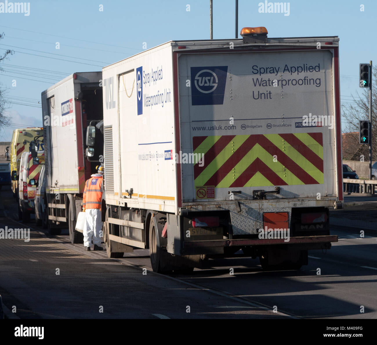Applicato a spruzzo impermeabilizzazione veicoli unità durante le operazioni essenziali di manutenzione del Redbridge Causeway oltre il Fiume Test in Totton, Hampshire, Inghilterra, Regno Unito Foto Stock