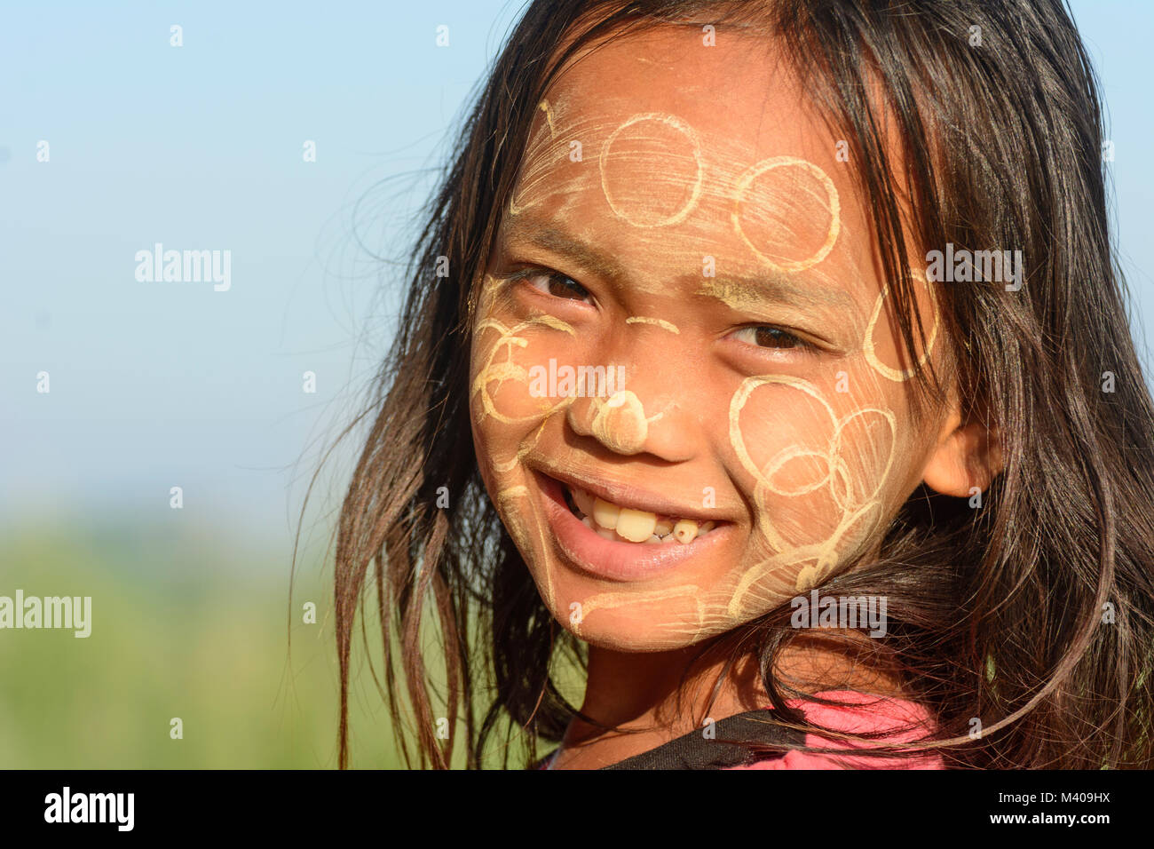 Hpa-An: Ragazza, faccia con thanaka pasta cosmetica, , Kayin (Karen) Stato, Myanmar (Birmania) Foto Stock