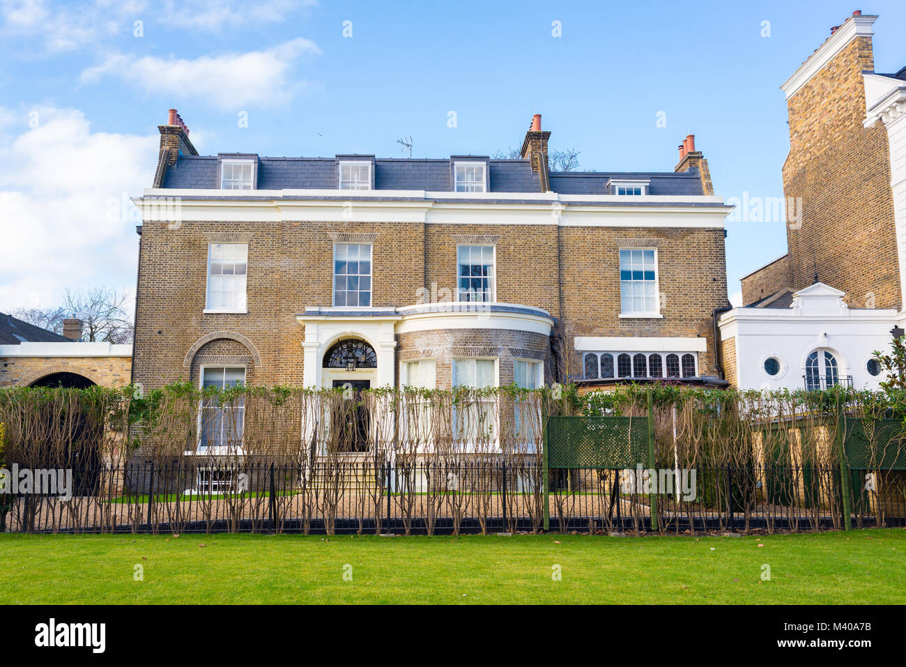 Clapham London, Regno Unito - Gennaio 2018: facciata di un opulento restaurata casa vittoriana e lussuosa residenza in mattoni di colore giallo e bianco con finitura gard privato Foto Stock