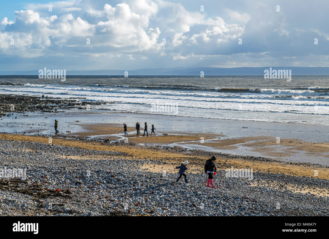 Trecco Bay Porthcawl con gente che cammina Foto Stock