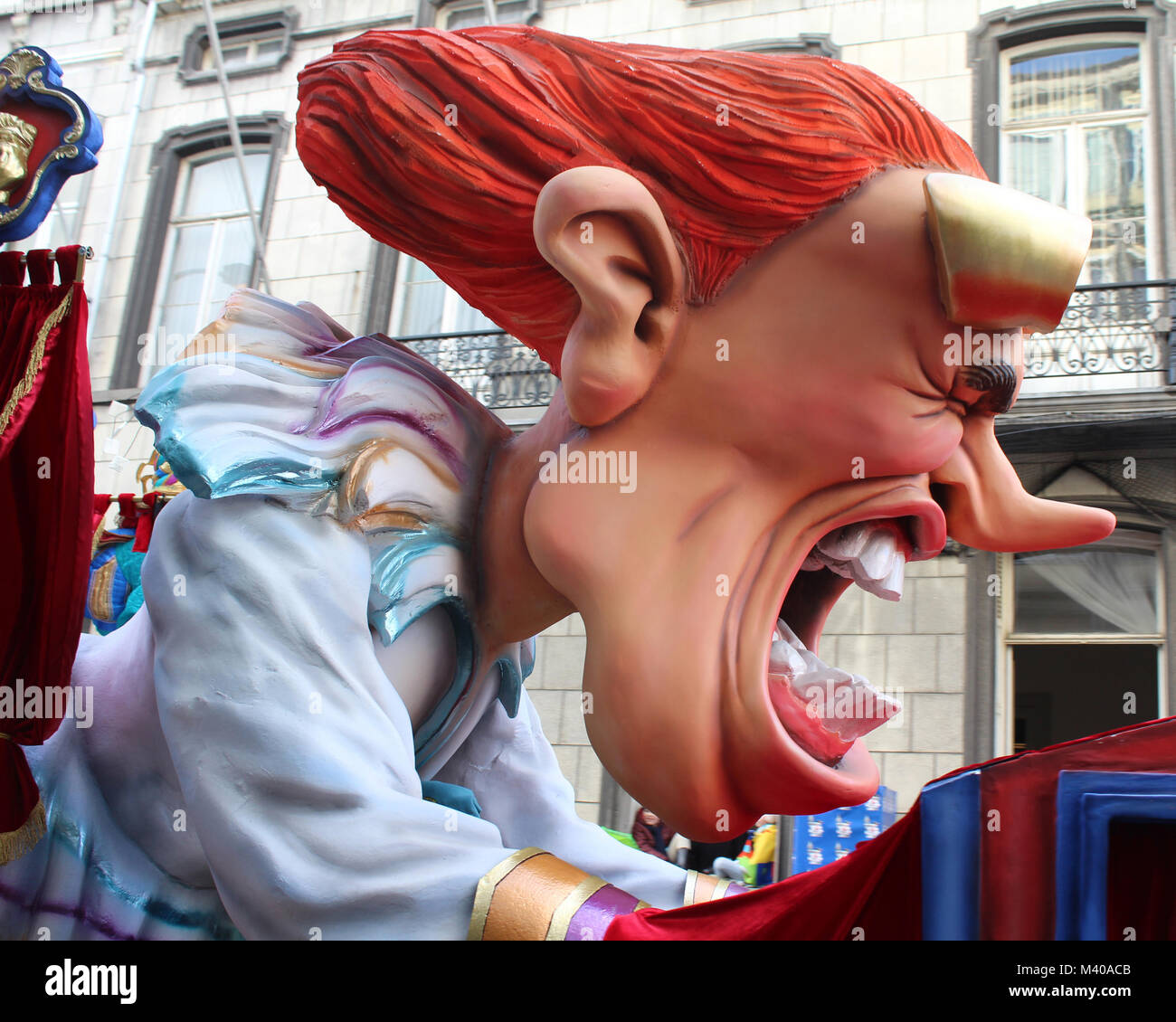 AALST, Belgio, 11 febbraio 2018: Uno dei coloratissimi carri allegorici durante l annuale sfilata di carnevale a Aalst. Si tratta di un'UNESCO recoginsed evento. Foto Stock