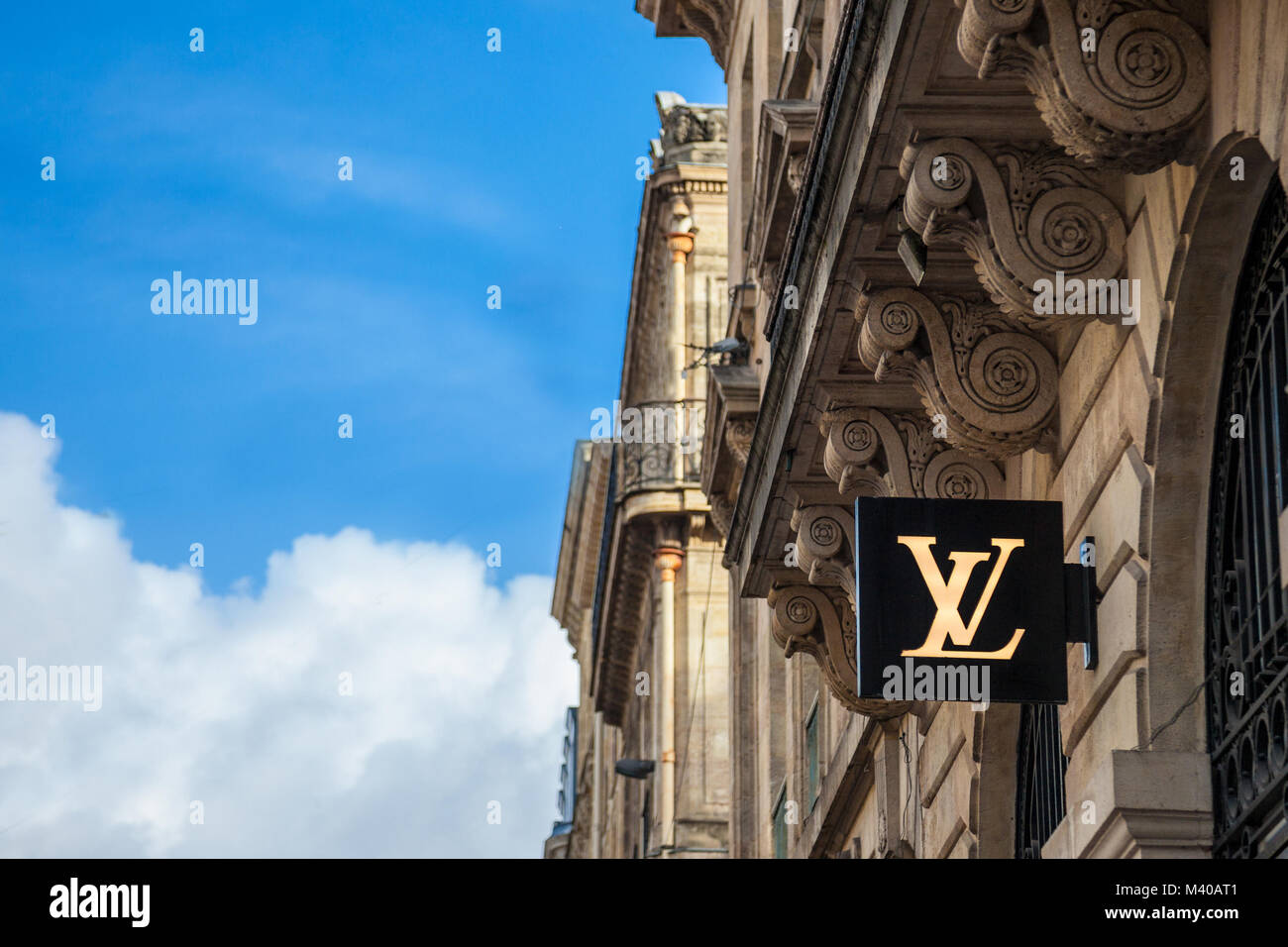 BORDEAUX, Francia - 27 dicembre 2017: Louis Vuitton Logo sul loro negozio locale a Bordeaux. Louis Vuitton è una casa di moda e produttore re di lusso Foto Stock