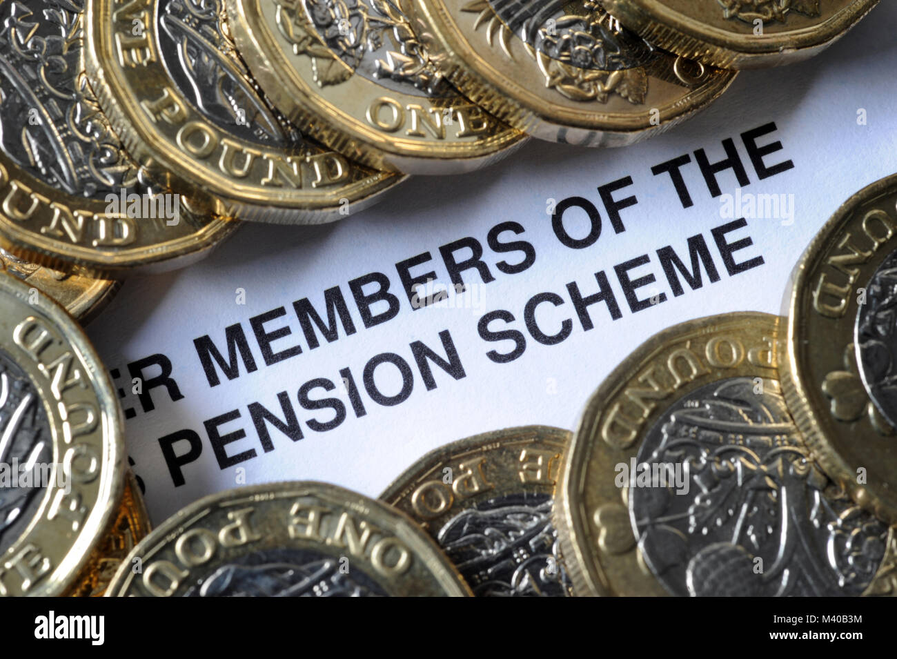 Regime di pensione aziendale letteratura con una libbra di monete RE Pensioni Pensioni di anzianità I PENSIONATI ETC REGNO UNITO Foto Stock
