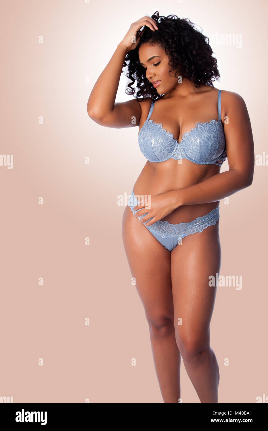 Felice bella donna sexy in Reggiseno e perizoma lingerie intimo Foto stock  - Alamy