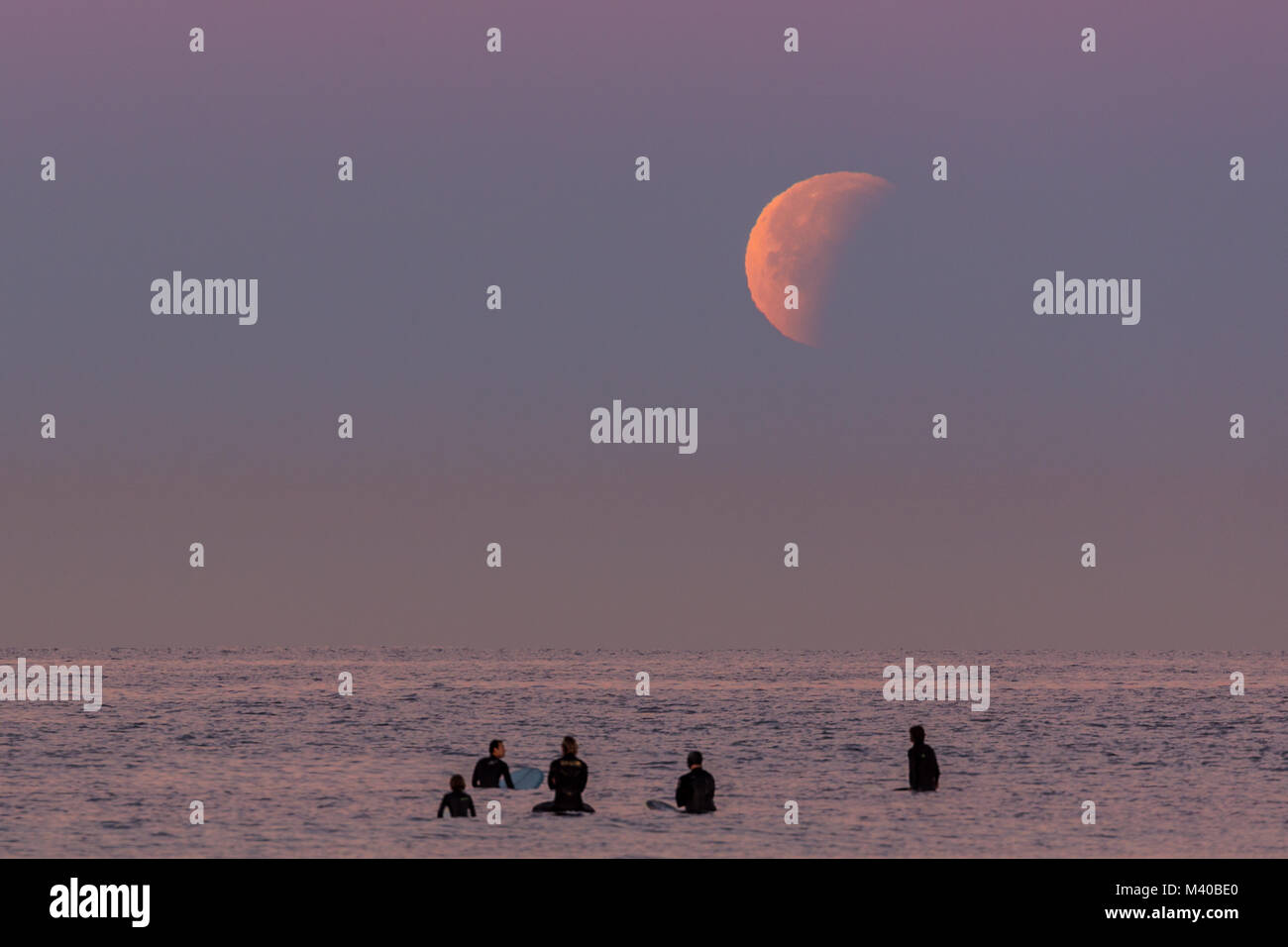 Il Lunar Eclipse impostazione sopra l'oceano in Cardiff-per-il-Mare, CA Foto Stock