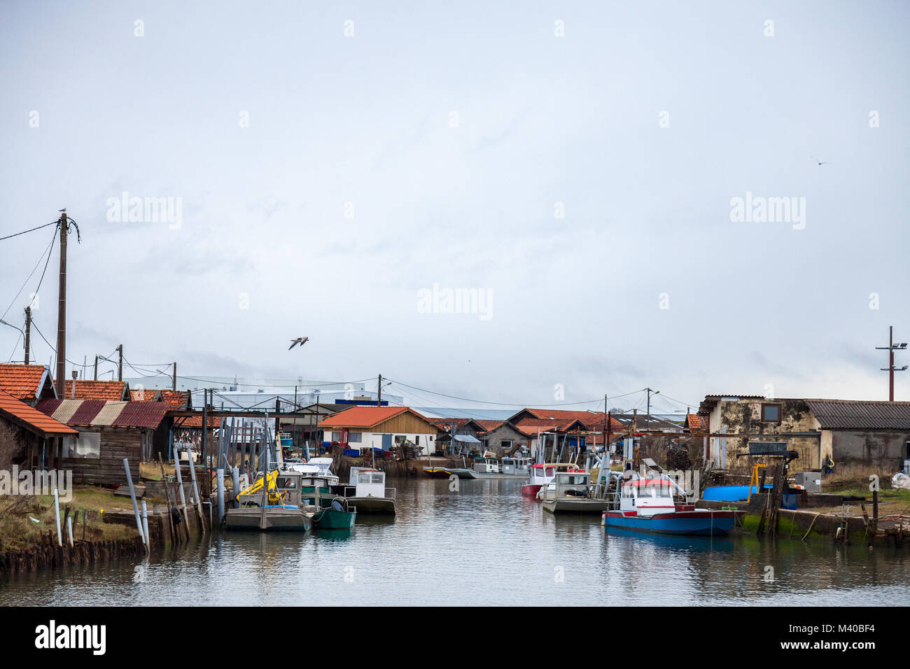 Gli allevatori di ostriche di capanne in Gujan Mestras porta sull'oceano atlantico durante un nuvoloso pomeriggio piovoso sulla baia di Arachon (Bassin d'Arcachon) nel sud-ovest fra Foto Stock