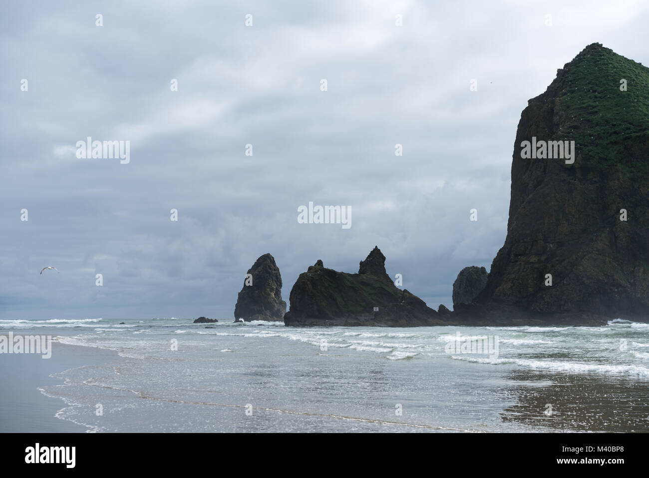 Il affioramenti rocciosi di Cannon Beach, Oregon, il nord-ovest del Pacifico costa. In primo piano in una scena del famoso film 'L'Goonies' Foto Stock