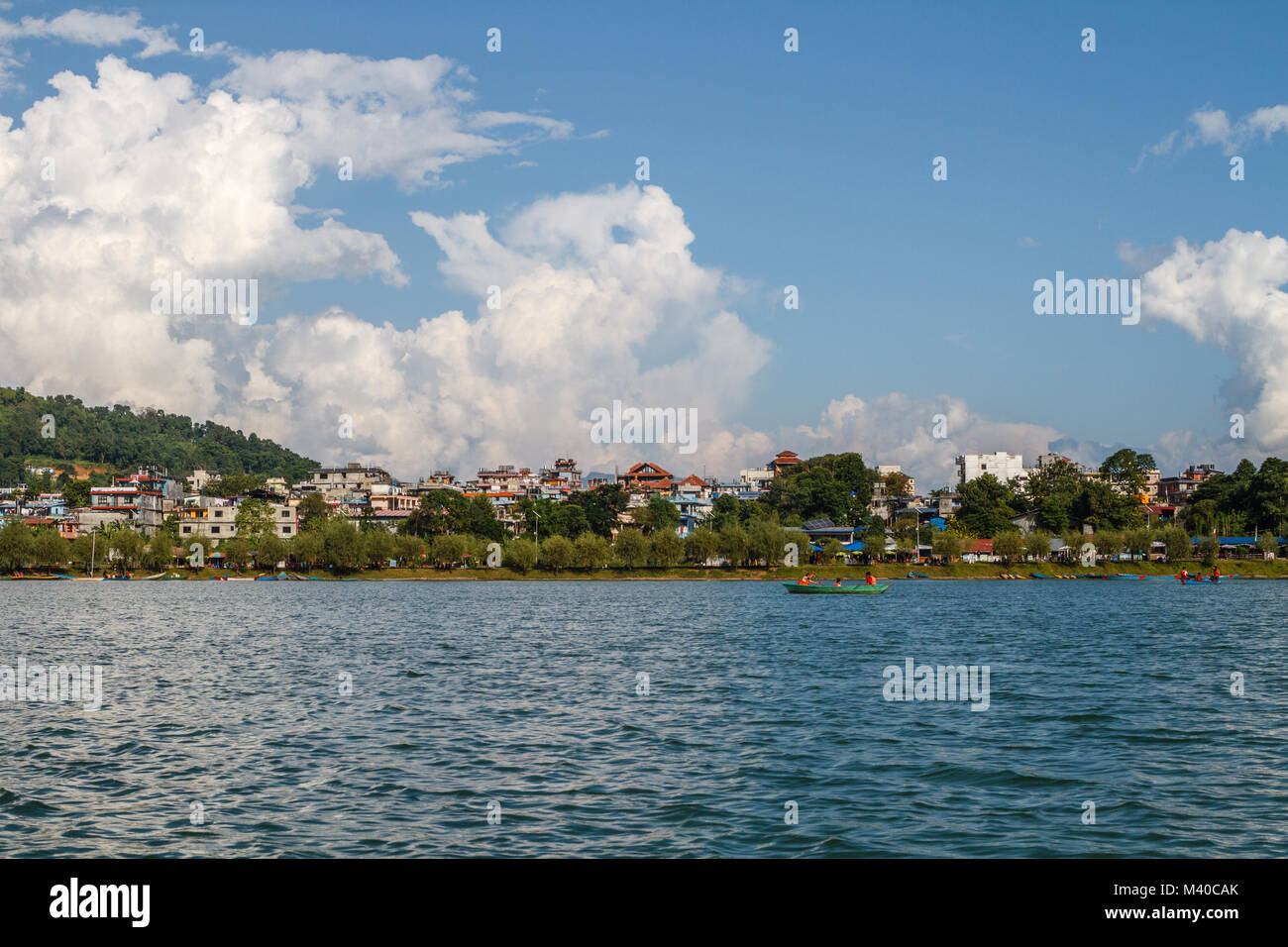 Vista sul Lago di lato di Pokhara dal lago Phewa, Pokhara, Nepal Foto Stock