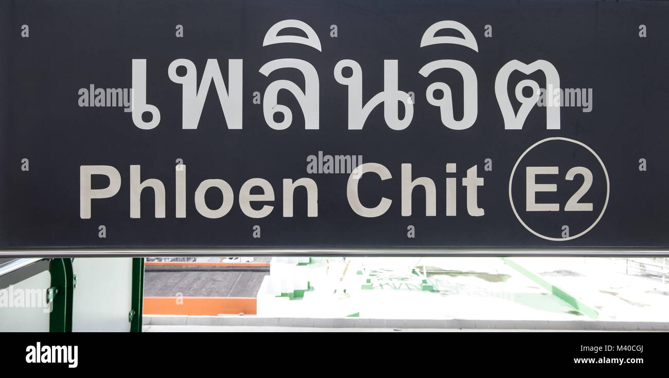Segno per Phleon Chit stazione sul Bangkok BTS Skytrain Foto Stock