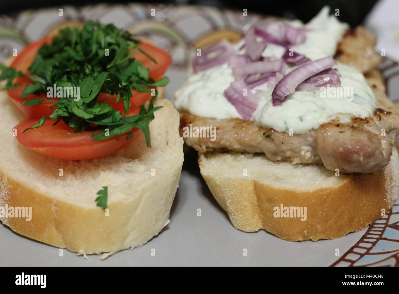 Panini greci con un sacco di verdura e carne di maiale fritto. Foto Stock