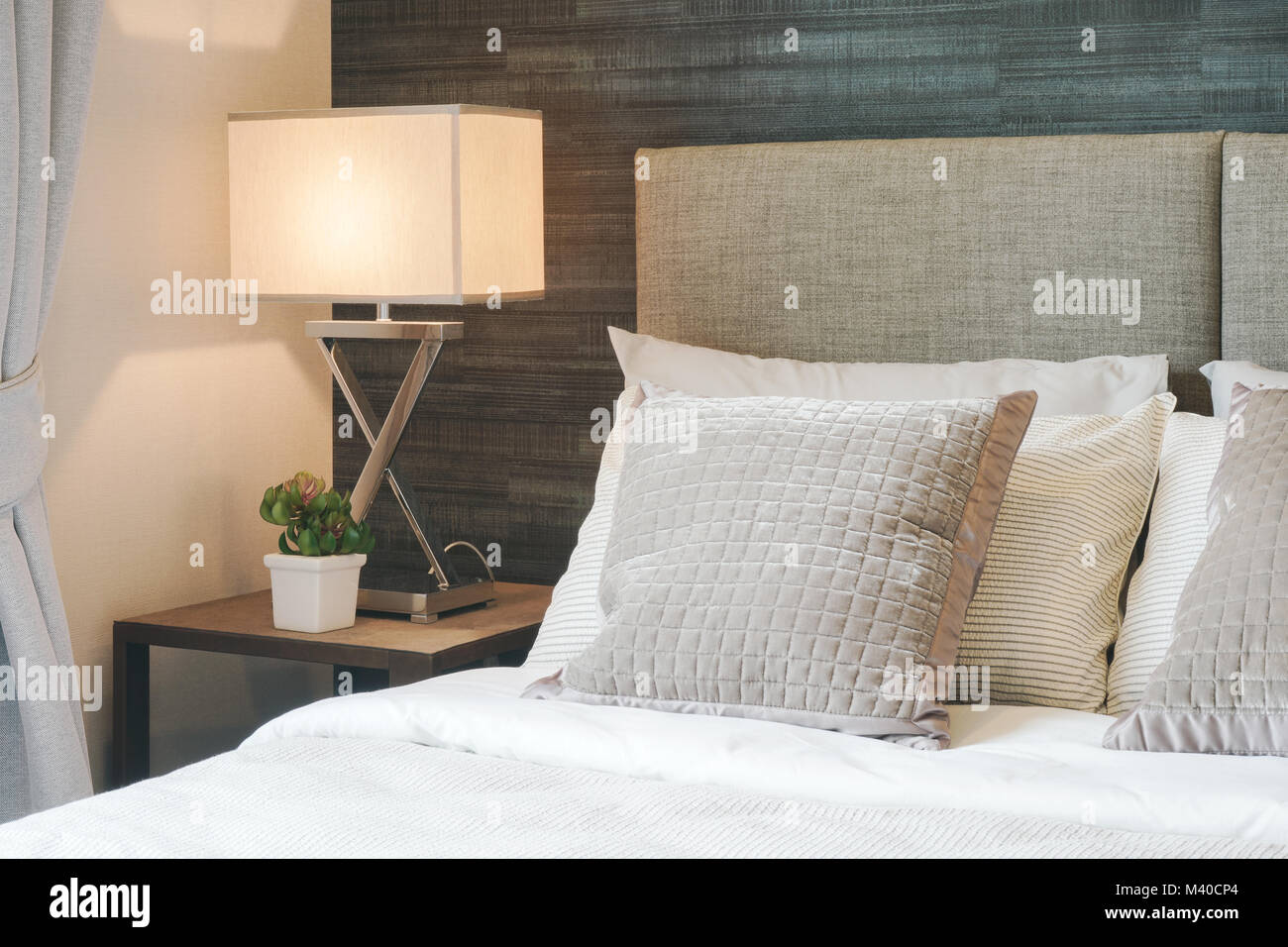 Hotel di biancheria da letto di stile con tonalità di bianco lampada da lettura Foto Stock
