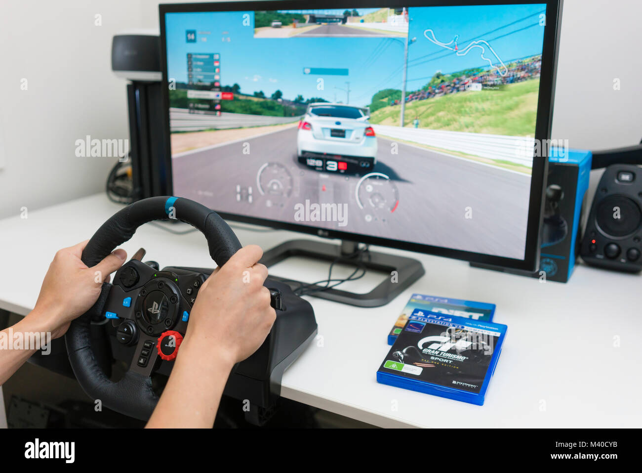 Riproduzione di video racing game a casa Foto Stock