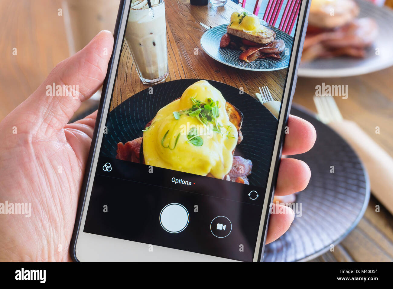 Scattare la foto della prima colazione con lo smartphone Foto Stock