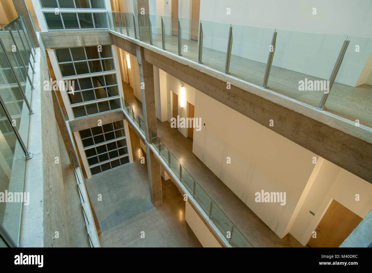 Interno del loft Appartamento Edificio area centrale che mostra tre piani. Foto Stock