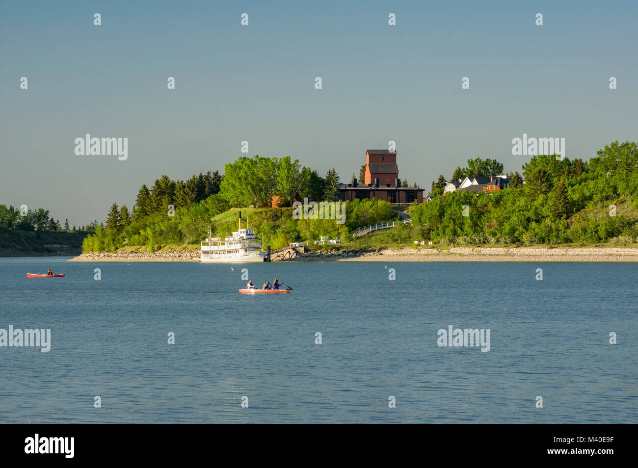 Calgary, Alberta, Canada. Guardando attraverso Glenmore serbatoio a canoisti, Heritage Park e la S.S. Moyie pedalò. Foto Stock