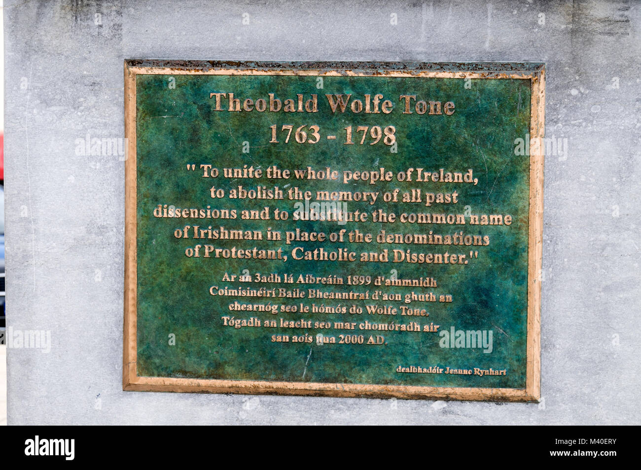 Una targa attaccata alla statua di Theobald Wolfe Tone.1763- 1798. Era una figura rivoluzionaria irlandese e la sua statua si trova in piazza Wolfetone Foto Stock