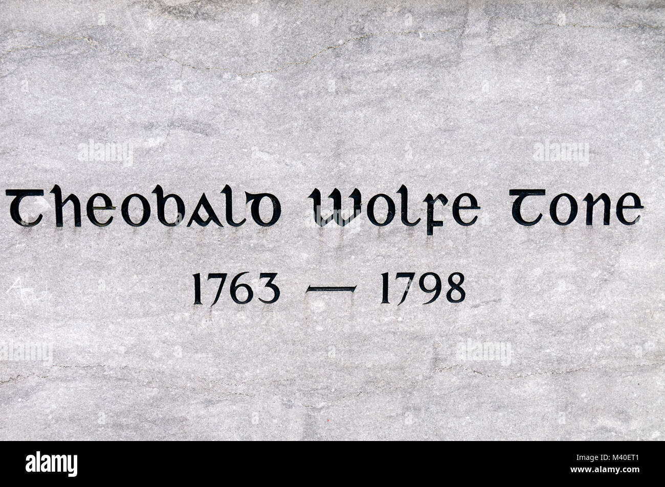 Una placca fissata alla statua di Theobald Wolfe Tone.1763- 1798. Egli era un rivoluzionario irlandese la figura e la sua statua si trova nella piazza WolfeTone Foto Stock