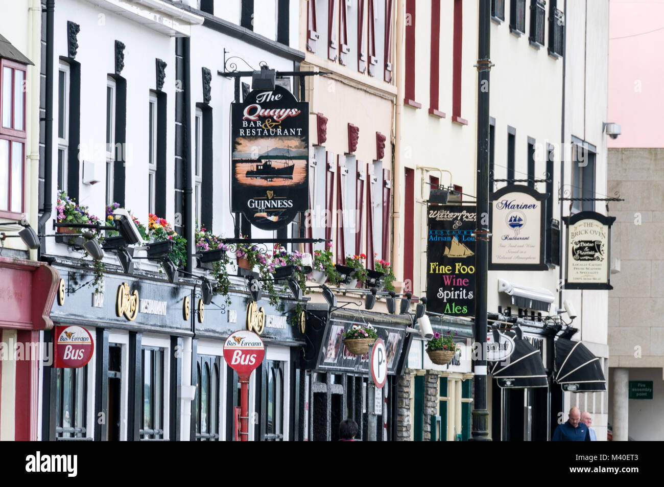Una fila di pub, il bistro e il ristorante segni in Bantry, nella contea di Cork in Irlanda meridionale Foto Stock