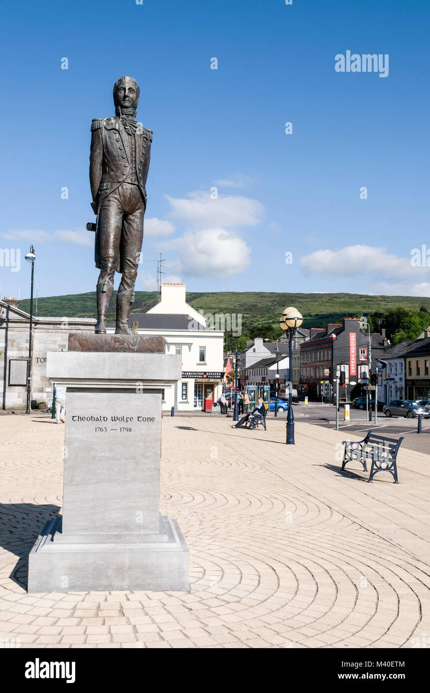 Statua di Theobald Wolfe Tone.1763- 1798. Era una figura rivoluzionaria irlandese e la sua statua si trova in Wolfetone Square a Bantry nella contea di Cork Foto Stock