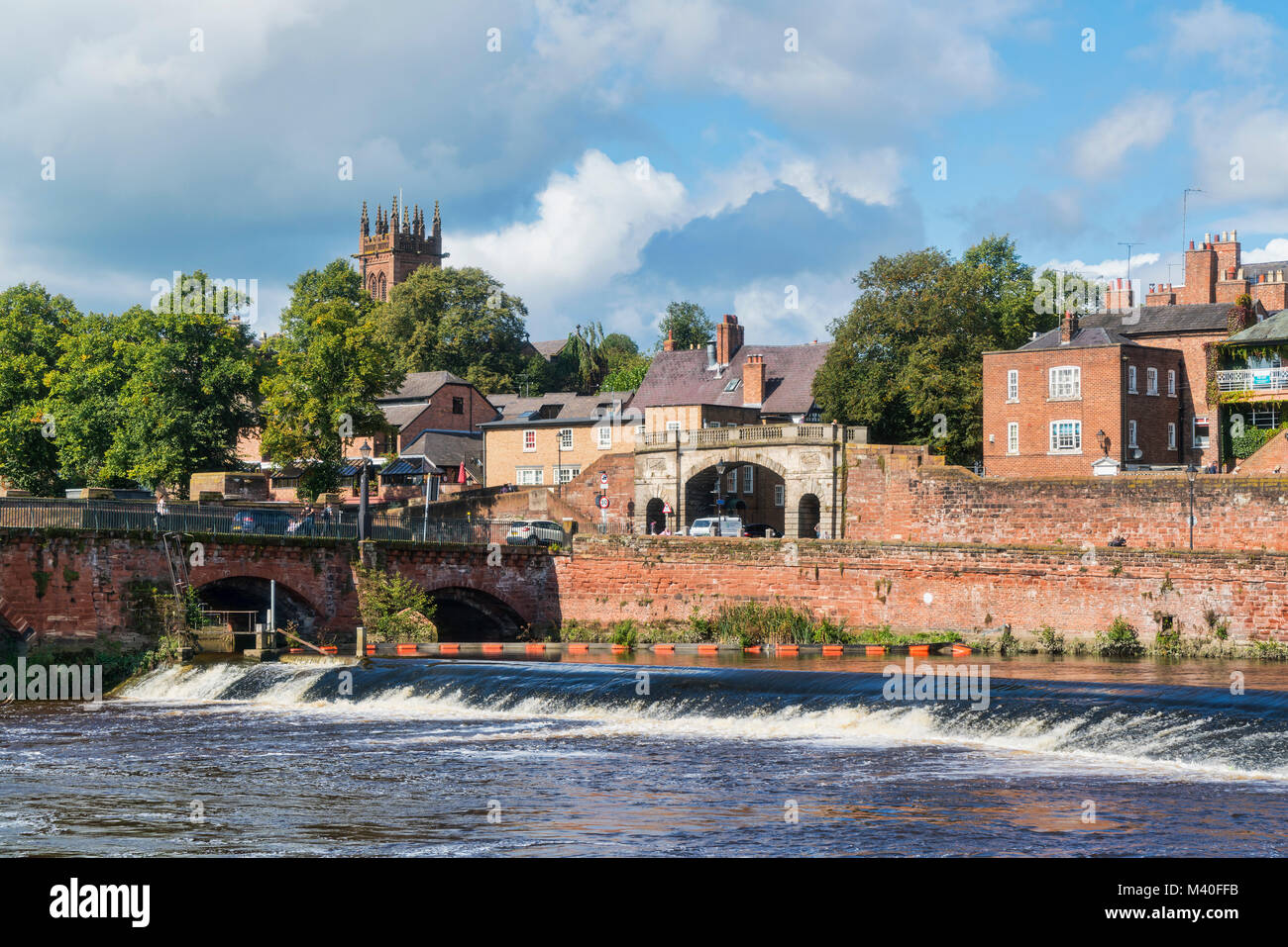 Chester city, antiche dee Bridge, fiume Dee, soleggiato, England, Regno Unito Foto Stock