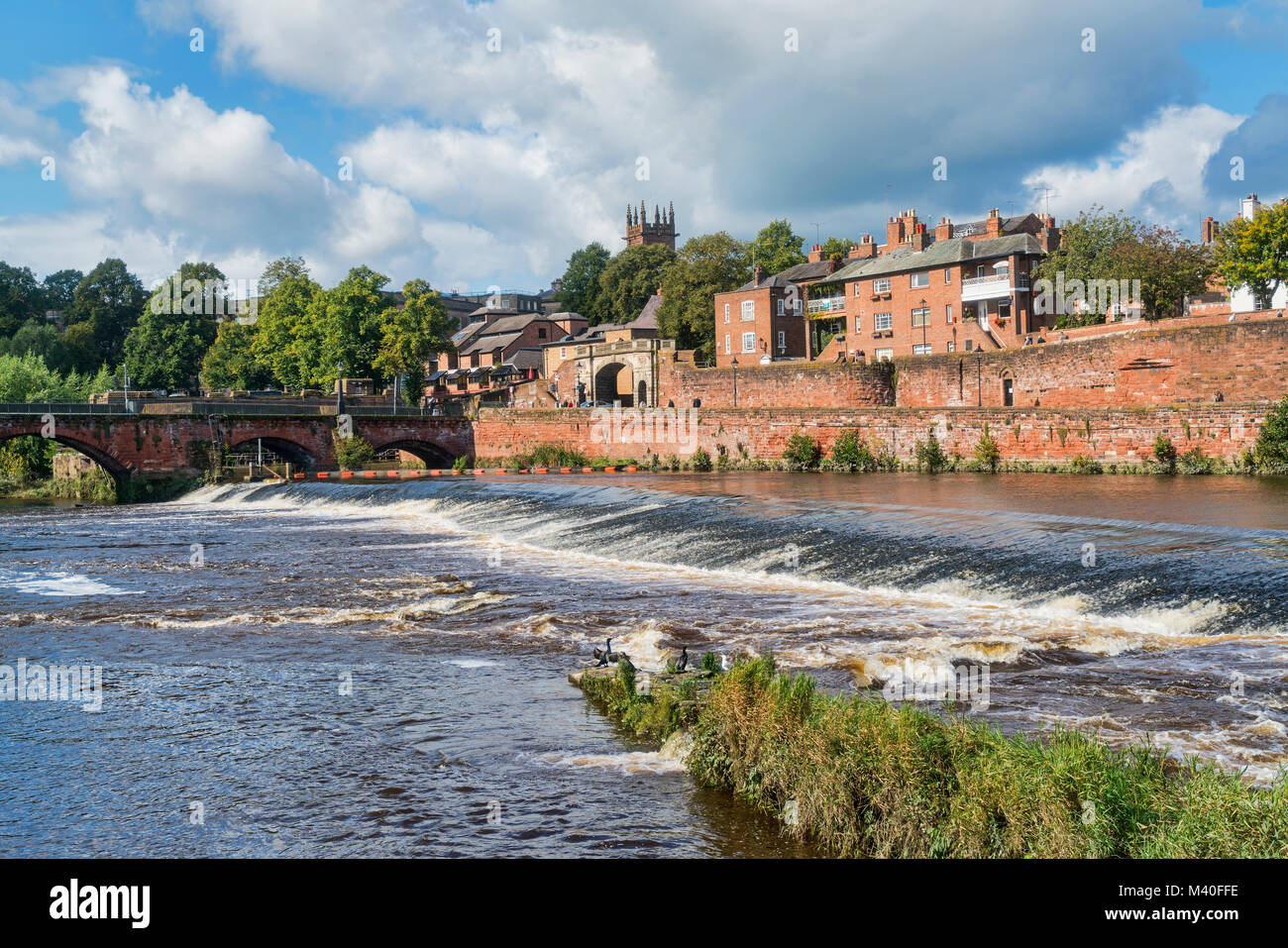 Chester city, antiche dee Bridge, fiume Dee, soleggiato, England, Regno Unito Foto Stock