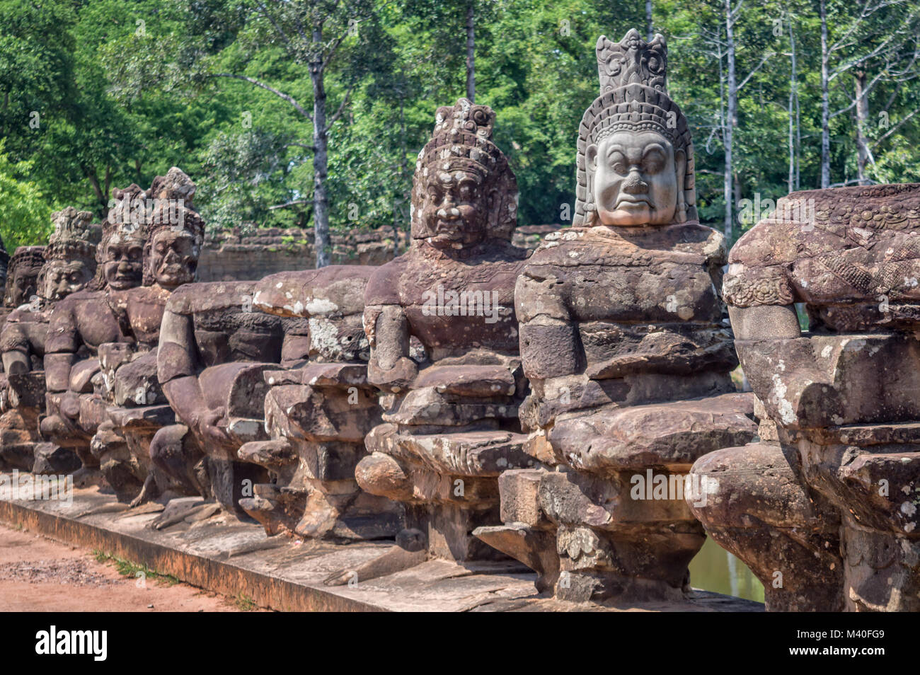 Fila di statue del varco di ingresso di Angkor, Siem Rep, Cambogia Foto Stock