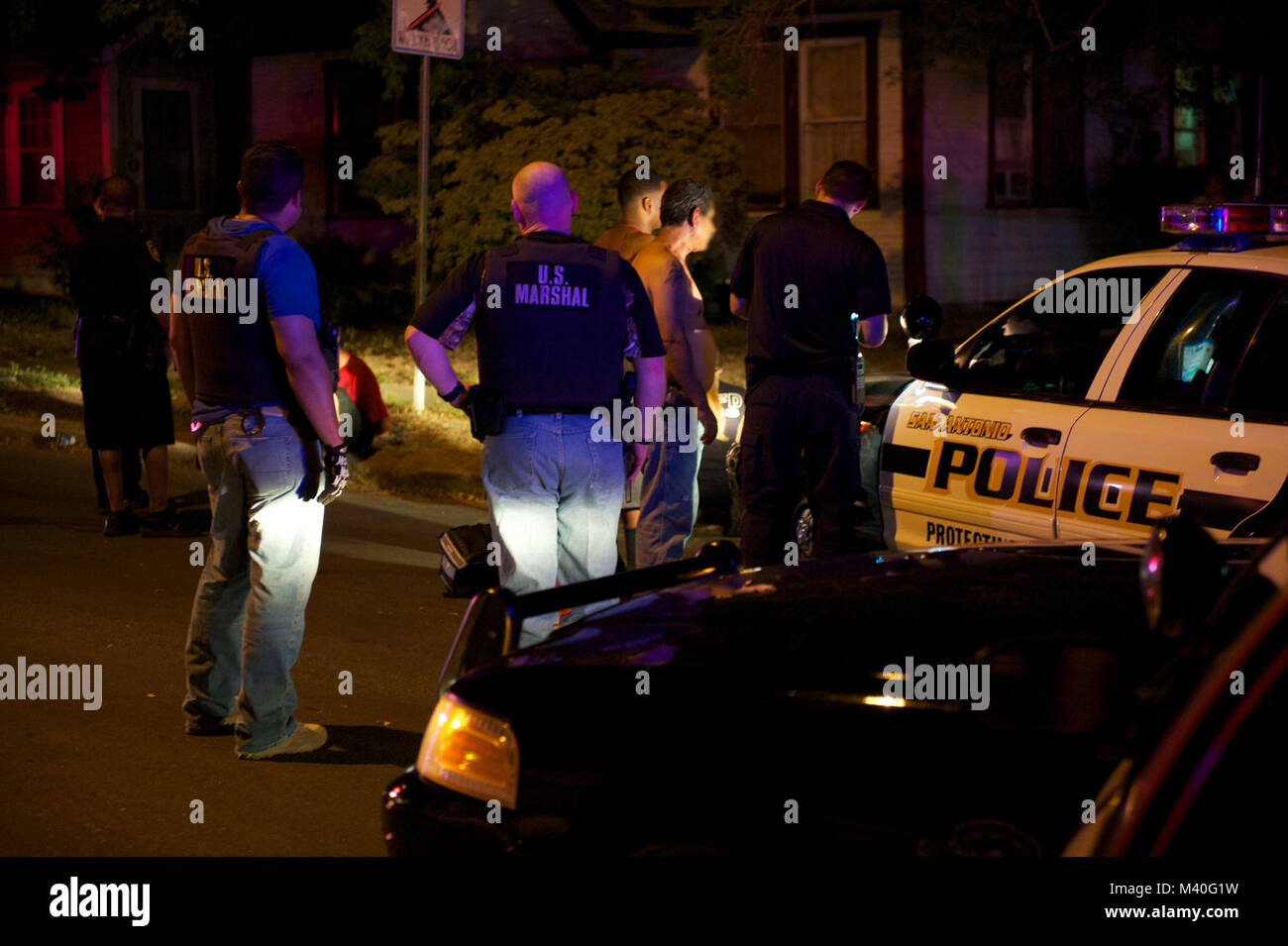 SAN ANTONIO - USA Esegue il marshalling di servizio e il San Antonio del Dipartimento di Polizia di annunciare il completamento dell operazione Beam-Target tripla Orejon. L'obiettivo del 17-Settimana anti-pista e la criminalità violenta operazione di riduzione in San Antonio area metropolitana è stato per la lotta contro la criminalità associata con pista attività portando i più violenti criminali alla giustizia e il grippaggio degli strumenti della loro attività, di droga e di armi. I capi della gang e i famigerati delinquenti dall'area sono stati identificati, mirati e fermate attraverso gli sforzi combinati di locali, statali e federali in applicazione della legge. I risultati di funzionamento Triple Bea Foto Stock