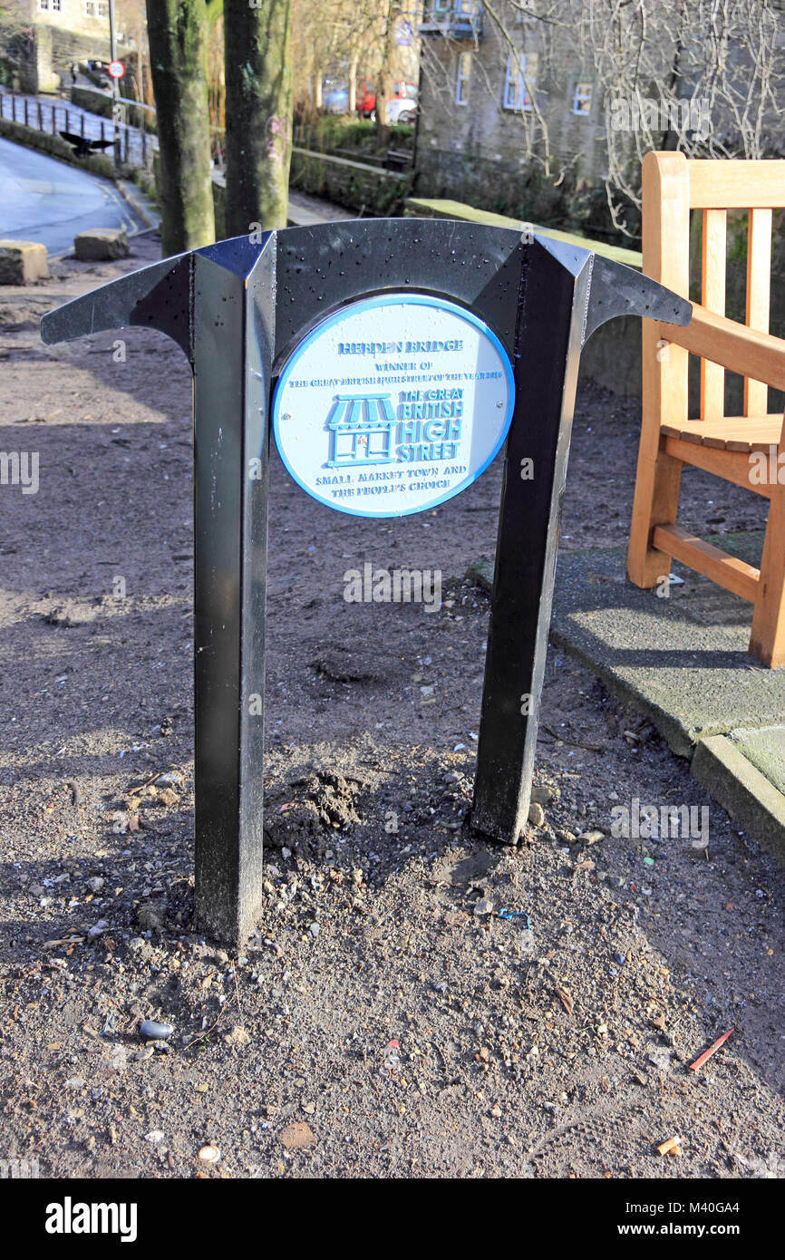Segno celebrando Hebden Bridge come vincitori del Great British High Street 2016, concorrenza, piccola città mercato delle persone e la loro sezione scelta. Foto Stock