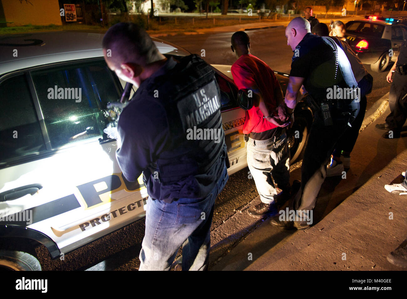 SAN ANTONIO - USA Esegue il marshalling di servizio e il San Antonio del Dipartimento di Polizia di annunciare il completamento dell operazione Beam-Target tripla Orejon. L'obiettivo del 17-Settimana anti-pista e la criminalità violenta operazione di riduzione in San Antonio area metropolitana è stato per la lotta contro la criminalità associata con pista attività portando i più violenti criminali alla giustizia e il grippaggio degli strumenti della loro attività, di droga e di armi. I capi della gang e i famigerati delinquenti dall'area sono stati identificati, mirati e fermate attraverso gli sforzi combinati di locali, statali e federali in applicazione della legge. I risultati di funzionamento Triple Bea Foto Stock