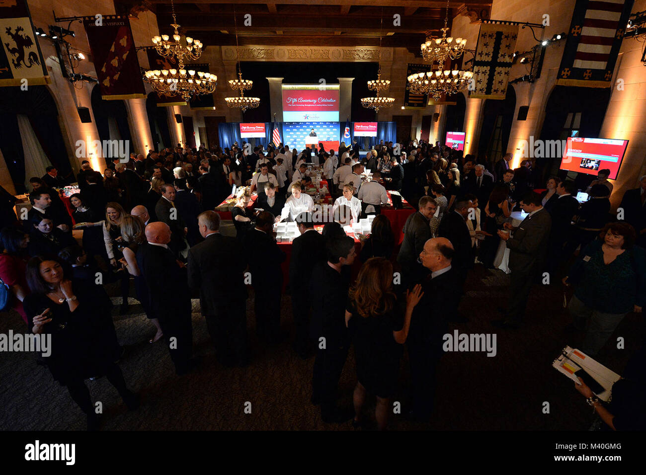 Chef militare lavorare a fianco del famoso chef nel centro della stella blu famiglie quinto anniversario celebrazione stanza a Washington D.C. Febbraio 24, 2015. (DoD News foto da EJ Hersom) 150224-D-DB155-002 dal DoD Notizie Foto Foto Stock