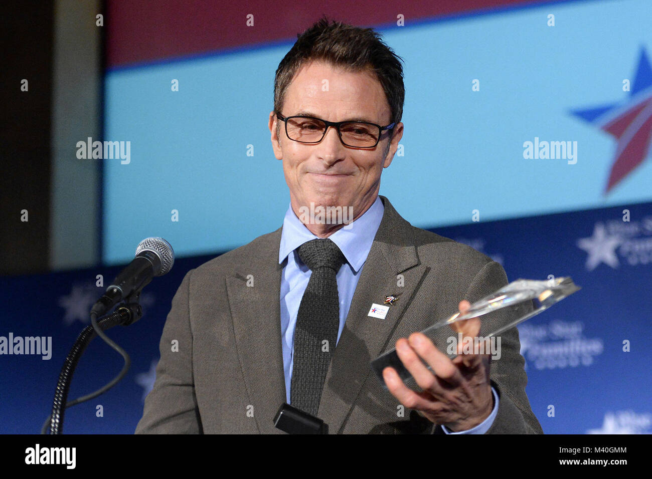 Schermo, stadio e voce attore Tim Daly detiene un premio per la coalizione Creative durante il Blue Star famiglie quinto anniversario celebrazione a Washington D.C. Febbraio 24, 2015. Daly è il presidente della Coalizione creativi. (DoD News foto da EJ Hersom) 150224-D-DB155-007 dal DoD Notizie Foto Foto Stock