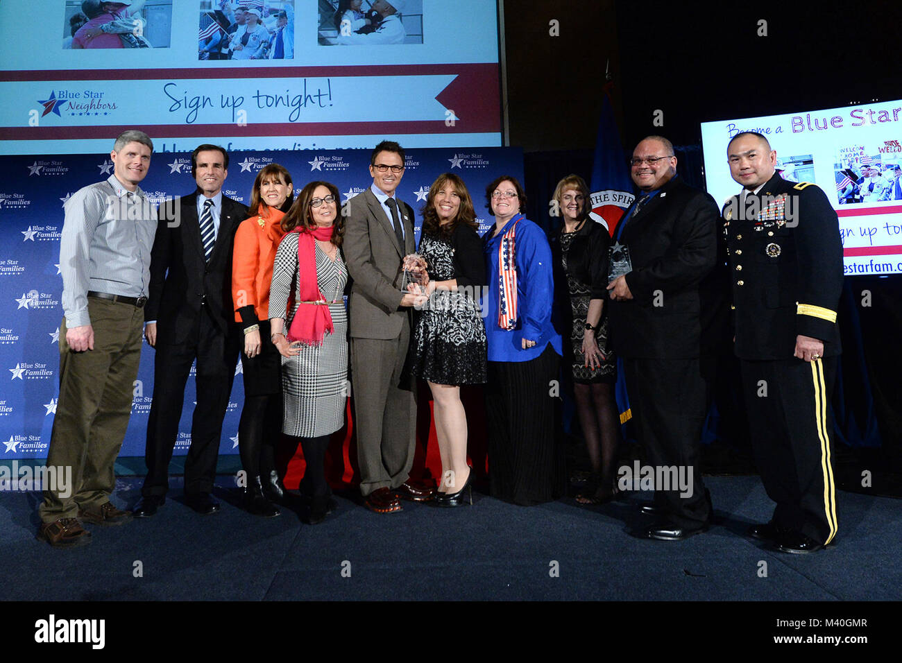 Gli attori Tim Daly e Robin Bronk, centro, tenere una stella blu famiglie aggiudicazione permanente, mentre per una foto di gruppo a conclusione della Blue Star famiglie quinto anniversario celebrazione a Washington D.C. Febbraio 24, 2015. Il Daly e Bronk ha accettato il premio per la coalizione creativa dove essi servono come presidente e chief executive officer rispettivamente. (DoD News foto da EJ Hersom) 150224-D-DB155-006 dal DoD Notizie Foto Foto Stock