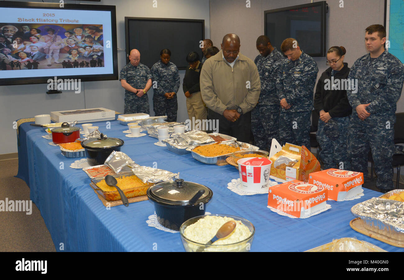 MAYPORT, Fla. (feb. 25, 2015) - Membri della U.S. Forze Navali del comando del Sud e Stati Uniti 4a flotta bow le loro teste in preghiera con il Sig. Cornelio Mitchem prima di partecipare al pranzo preparato dai membri della 4a flotta White Hat Associazione Feb. 25.. Marinai e civili si sono riuniti per celebrare la storia nero mese, commemorando vari influente afro-americani nel corso di tutta la storia e il loro impatto sugli Stati Uniti e la sua marina. (U.S. Navy Foto cortesia di alfiere di Carol McKenzie/RILASCIATO) 150225-N-YC896-016 da U.S. Forze Navali Comando meridionale  U.S. 4a flotta Foto Stock