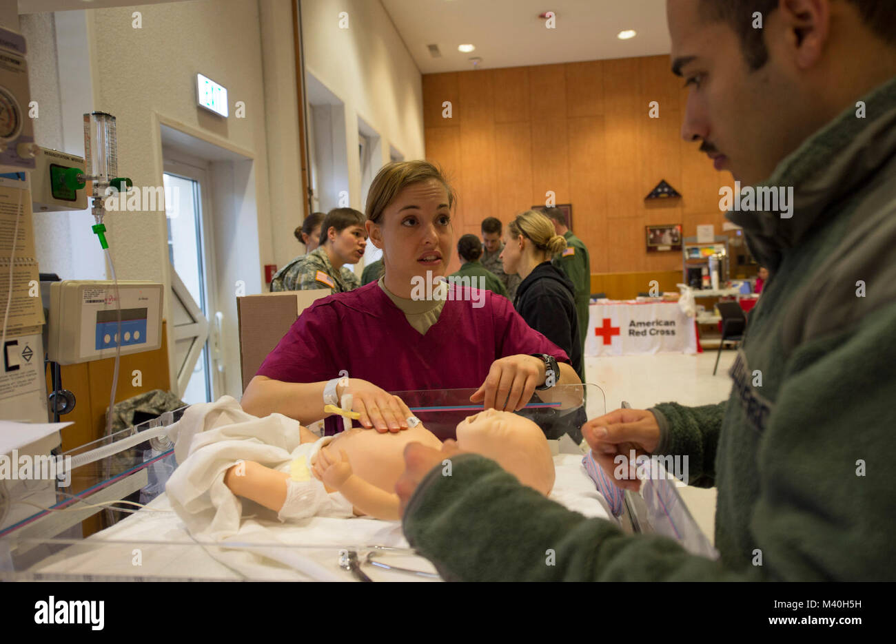 Stati Uniti Esercito Primo Tenente Jessica Steele (centro), un infermiere militare, spiega il corretto esame infantile tecniche durante la Biennale di competenze di assistenza infermieristica Fair a Landstuhl Regional Medical Center, Germania sul Mar 31, 2015. La fiera ha dato ai membri della comunità medica la possibilità di aggiornare le proprie conoscenze e prepararsi meglio se stessi come i professionisti del settore medico. (DoD News foto da SSgt Brian Kimball) 150331-F-QP401-057 dal DoD Notizie Foto Foto Stock