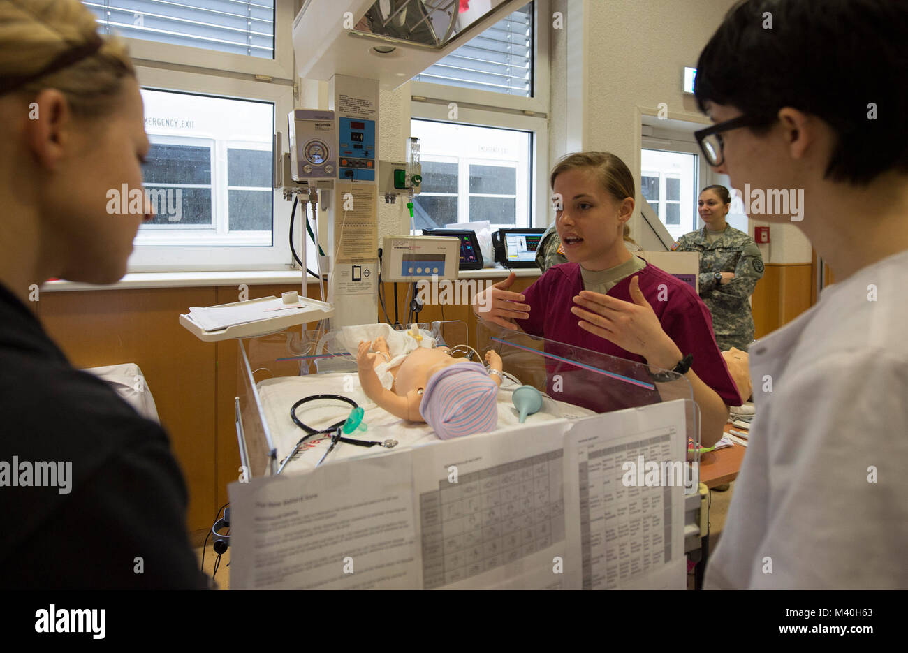 Stati Uniti Esercito Primo Tenente Jessica Steele (centro), un infermiere militare, spiega il corretto esame infantile tecniche durante la Biennale di competenze di assistenza infermieristica Fair a Landstuhl Regional Medical Center, Germania sul Mar 31, 2015. La fiera ha dato ai membri della comunità medica la possibilità di aggiornare le proprie conoscenze e prepararsi meglio se stessi come i professionisti del settore medico. (DoD News foto da SSgt Brian Kimball) 150331-F-QP401-174 dal DoD Notizie Foto Foto Stock