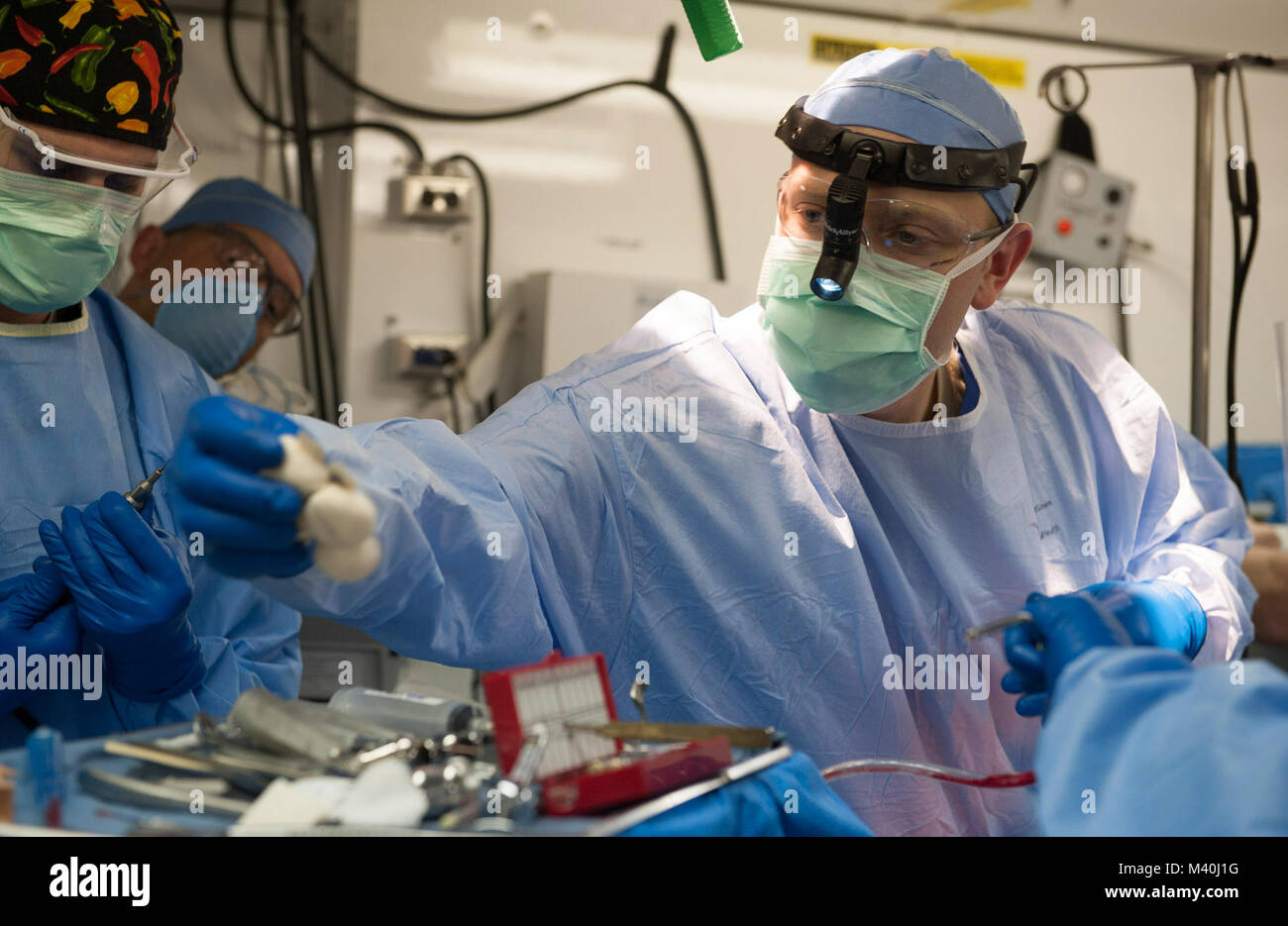 Stati Uniti Grande esercito Dan Perrington, una fase orale e il chirurgo maxillofacciale, recupera la garza durante l'esecuzione di chirurgia orale durante un combattimento 212th supporto campo ospedaliero la formazione medica esercitare all esercito Miesau Depot, Germania il 20 aprile 2015. Il 212th CSH ospedale da campo è stato costruito al fine di preparare meglio l'unità per il mondo reale scenari in cui rapida ospedali distribuibili sono richiesti. (DoD News foto da SSgt Brian Kimball) 150420-F-QP401-038 dal DoD Notizie Foto Foto Stock