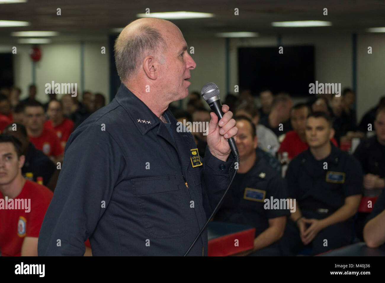 150421-N-KG407-044 MAR DEI CARAIBI (21 aprile 2015) Vice Adm. Matteo Nathan, Navy chirurgo generale e chief, U.S. Navy Bureau di Medicina e Chirurgia, parla ai marinai durante una chiamata le mani per E-6 e sotto il personale terrà il pasticcio dei ponti a bordo militari di comando Sealift nave ospedale USNS Comfort (T-AH 20) durante continuando promessa 2015. Continuando la promessa è un U.S. Comando sud-sponsorizzato e U.S. Forze Navali Comando meridionale/STATI UNITI 4a flotta-condotto di distribuzione condotta civile-militare comprendente le operazioni di aiuto umanitario assistenza civile, esperto in materia di scambi, medico, ammaccature Foto Stock