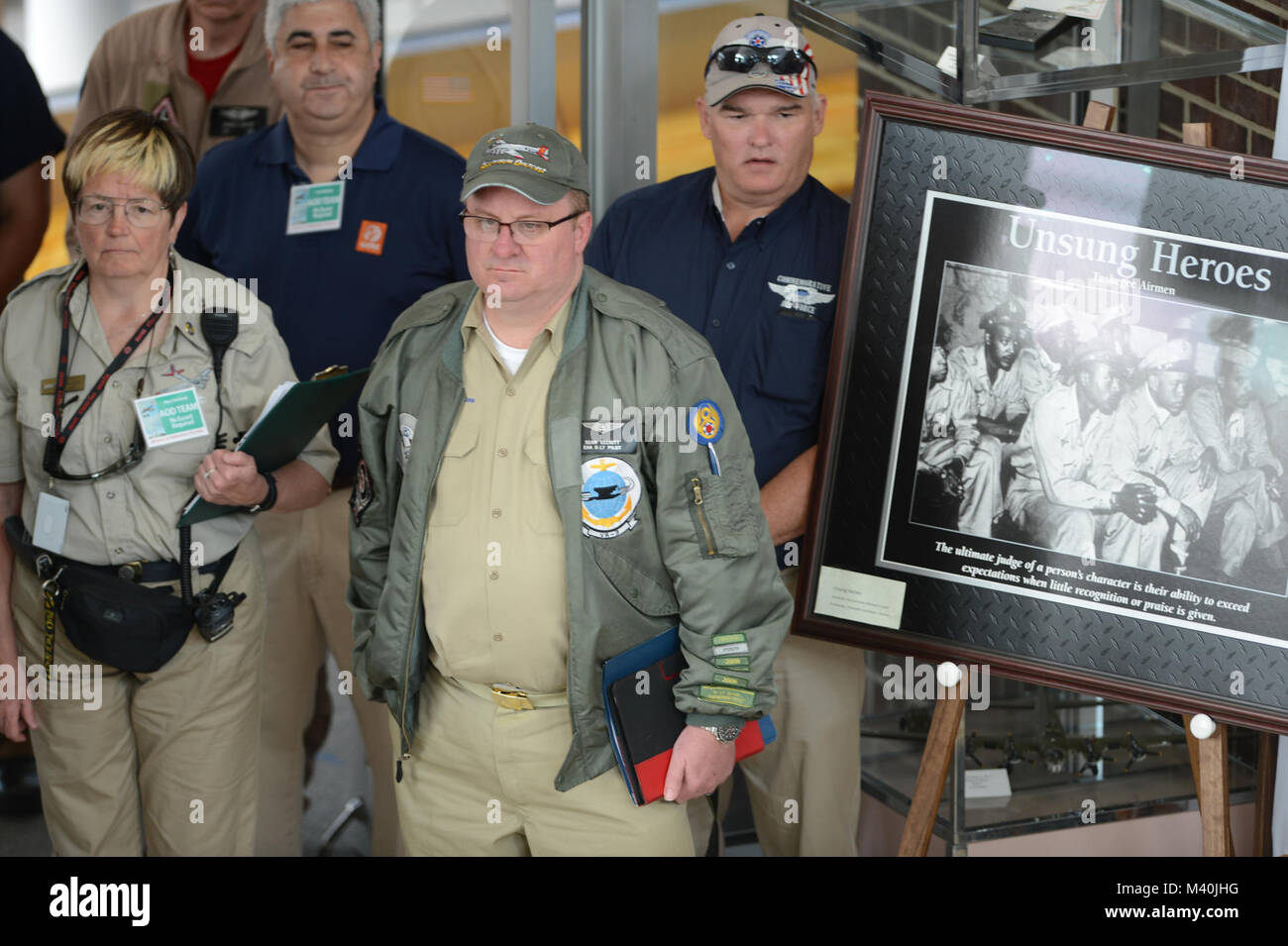 Commemorative Air Force membri frequentare la conferenza stampa per i media a Manassas aeroporto regionale durante "l'Arsenal di democrazia" media day all'aeroporto maggio su 7, 2015. B-24, B-17 e B-29 velivoli dalla II guerra mondiale partecipando alla Washington D.C. cavalcavia per celebrare il settantesimo anniversario di V.E. day, il cavalcavia di operare da Manassas Aeroporto. I premi sono stati invitati a fotografare le attività pratiche e intervista americana degli eroi della seconda guerra mondiale. (Dipartimento della Difesa Foto di Marvin Lynchard) 150507-D-FW736-002 dal DoD Notizie Foto Foto Stock